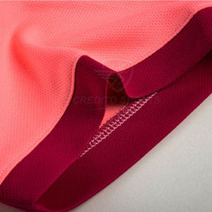Conjunto de Uniforme de Fútbol Rosa Personalizado |   Uniforme de Fútbol OEM |   Uniforme de Fútbol Sublimado |   Ropa Deportiva Dry Fit para Equipos |   Fabricante de Ropa Deportiva - Product Image 4