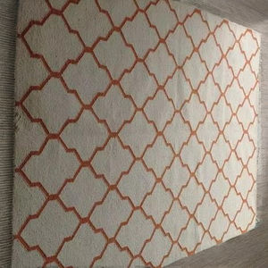 Tapis plat aspect tissé à la main motif géométrique orange audacieux et neutre motif tribal moderne tapis motif géométrique orange et ivoire - Product Image 1