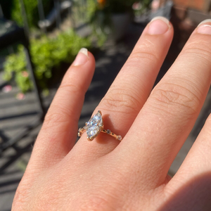Bague de fiançailles en diamant taille marquise de 1,0 ct avec halo caché et pierres latérales, certifiée IGI, plaquée or 18 carats, luxe unisexe - Product Image 2