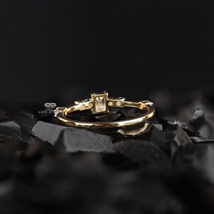 Anillo de Compromiso de Diamantes de Corte Esmeralda en Oro Amarillo para Mujer, Calidad Premium, Estilo Clásico, Piedra Natural - Product Image 3