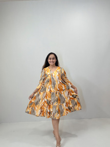 Elegante Vestido Midi Escalonado con Estampado de Hojas Abstractas en Naranja para Mujer, con Cuello en V, Detalle de Lazo y Mangas Tres Cuartos para Uso Casual - Product Image 2