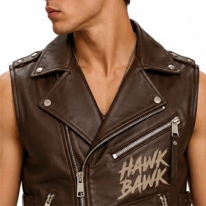 Veste en cuir pour homme sans manches avec fermeture éclair, style motard, plusieurs poches utilitaires, sangles latérales réglables, production en usine - Product Image 4