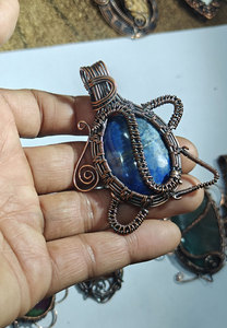 Vente en gros de pendentifs en forme de larme en aventurine verte classique faits à la main pour enfants, bijoux en pierre naturelle enveloppés de fil de cuivre antique - Product Image 3