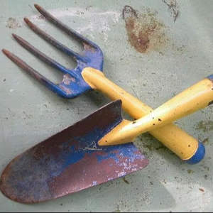 Ensemble d'outils de jardin en métal vert avec manche en bois, comprenant une pelle à main, une fourche et une spatule de transplantation - Product Image 2