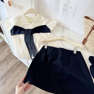 Conjunto de Dos Piezas de Moda Femenina OEM ODM, Top con Mangas Abullonadas y Minifalda Lisa, Estilo Coreano - Product Image 1