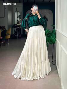 Nouvelle arrivée : Chemise Chinon avec détails en nacre et travail Gamthi et Lehenga blanc uni à volants superposés, tenue Navratri pour femme. - Product Image 3
