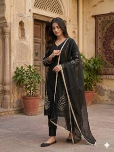 Ensemble Kurti et pantalon brodés noirs élégants avec dupatta en organza pour femmes – Tenue de soirée ethnique de style pakistanais - Product Image 1