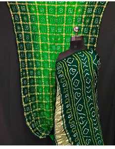 Sari Gharchola de Seda India Pura con Trabajo Artesanal en Color Contrastante - Product Image 1