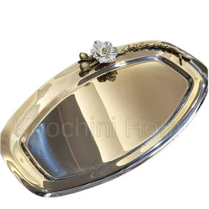 ถาดเสิร์ฟทรงสี่เหลี่ยมผืนผ้าลายดอกคาลล่าลิลลี่  ทำจากอะลูมิเนียมเคลือบเงิน  ผิวสัมผัสแบบตอกลาย  พร้อมหูจับด้านข้าง - Product Image 2