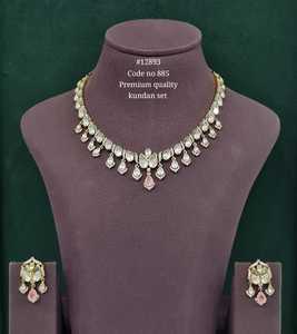 Collier et boucles d'oreilles Kundan Premium 12893, pierres en zircon cubique, plaqué or, zircon taillé en poire, style ethnique pour mariages et fêtes - Product Image 1