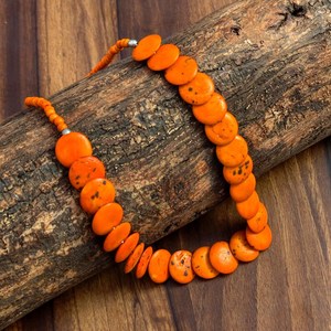 Collar llamativo de cuentas de disco de resina con manchas naranja atardecer - Product Image 3