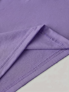 Ensemble pyjama décontracté d'été doux deux pièces pour femme en jersey de coton violet à motif uni, col rond, manches courtes et short à taille élastique - Product Image 6