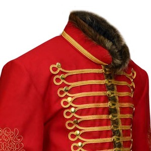 Veste d'hiver formelle pour homme en laine rouge, style hussard, avec broderie dorée, col en fausse fourrure, double boutonnage, col montant - Product Image 6