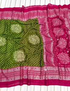 Sari de Georgette con Estampado Celestial y Lentejuelas, Sari de Lujo con Espejo, Sari Festivo de Crepé con Espejo de Mano, Sari Elegante con Borlas y Lentejuelas - Product Image 2