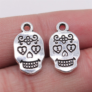 Colgante <span class=keywords><strong>de</strong></span> Calavera con Ojo <span class=keywords><strong>de</strong></span> Corazón 10x17mm <span class=keywords><strong>de</strong></span> Aleación <span class=keywords><strong>de</strong></span> Zinc Plateado Antiguo para Decoración <span class=keywords><strong>de</strong></span> Altar del Día <span class=keywords><strong>de</strong></span> <span class=keywords><strong>Muertos</strong></span> - Product Image 1