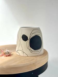 Vase en céramique blanche artistique avec motif floral jaune peint à la main, forme de bouteille élégante et accent élégant pour un style de maison moderne - Product Image 6