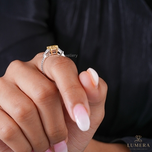 Anillo de Compromiso Personalizado con Diamante Amarillo Radiante de Laboratorio, Corte Trillón, con Piedras Laterales, Oro Sólido de Lujo, Certificado IGI, Anillo de Promesa de Boda - Product Image 5