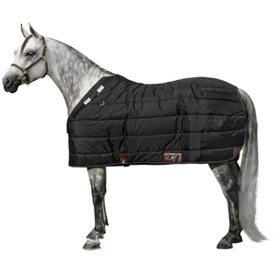 Manta de invierno negra para caballo con gran solapa para la cola y cierre de pecho único para uso en exteriores - Product Image 1
