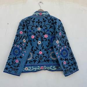 Veste de festival en tissu Suzani d'Ouzbékistan |   Manteau Bohème Brodé Artisanal & Kimono pour Invitée de Mariage - Product Image 6