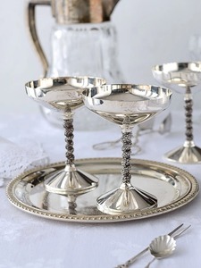 Juego de 2 vasos de cóctel plateados vintage en bandeja, vajilla reutilizable - Product Image 1