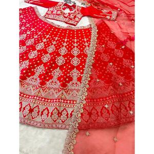 Lehenga Choli en soie de créateur avec de magnifiques broderies au fil pour les occasions de mariage - Product Image 2