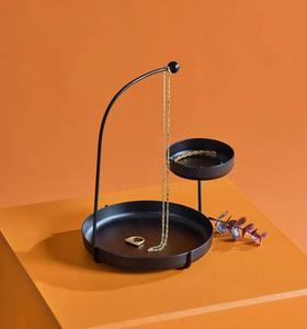 Organizador de Joyas Contemporáneo con Soporte Elevado para Platos, Gancho de Brazo Curvo, Almacenamiento de Collares, Bandeja Doble, Exhibidor Inteligente para Tocador - Product Image 1