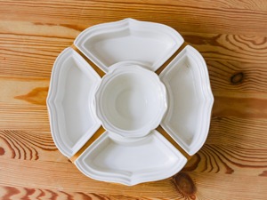 ชุดจานหมุนเสิร์ฟขนมแบบ Lazy Susan พร้อมช่องเซรามิกและฐานไม้ สำหรับโต๊ะอาหารเพื่อความสะดวกในการรับประทานอาหารและงานเลี้ยงสังสรรค์ - Product Image 5