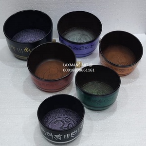 Bol chantant en métal mantra sculpté pour la méditation bol chantant en aluminium sculpté couleurs antiques bol chantant de l'inde en gros - Product Image 1