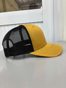 Gorra Trucker Amarilla de Corona Alta con Malla Negra Ajustable para Hombre y Mujer, Estilo Urbano, Hecha en Vietnam - Product Image 3