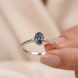 Vente en gros de bagues à trois pierres en argent sterling 925 massif avec accent en topaze bleue de Londres ovale naturelle et CZ, Memoria Jewels - Product Image 1