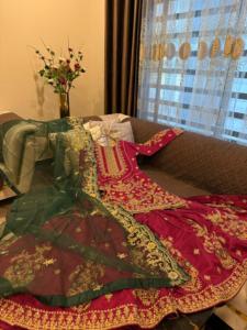 Collection de mariage Ssumaira : Robe de mariée lourde avec potli pour le Mehndi - Product Image 2