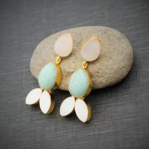 ต่างหูห้อยทรงชิค - พลอยอะมาโซไนต์และไข่มุก ประดับด้วยทองคำชุบ 18k - Product Image 4