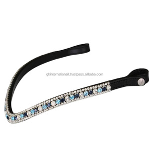 Diadema de cuero para caballo con forma de onda, incrustada con cadena de diamantes de imitación de tres filas de cristales decorativos de la mejor calidad y cierre de botón a presión. - Product Image 2