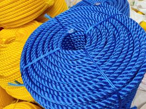 Cordon monofilament torsadé en HDPE, fabriqué à partir de fibres de polypropylène, adapté au manutention de marchandises, à la fixation sécurisée et à une utilisation extérieure. - Product Image 5