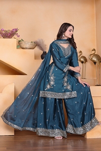 Ensemble trois pièces pour femme en soie Chinon avec motif à sequins, comprenant un Kameez court, un pantalon Plazo à jambes larges et un foulard long, entièrement cousu - Product Image 4