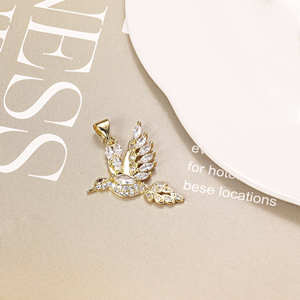 Collier de luxe pour femme en argent sterling plaqué or avec pendentif oiseau en diamant de laboratoire, plume marquise, personnalisé et raffiné - Product Image 5