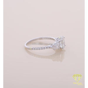 Anillo de Compromiso con Tres Diamantes Cultivados en Laboratorio en Oro Blanco con Piedras Laterales en Forma de Pera y Ovaladas, Banda de Diamantes Pavé, Lujoso Anillo de Novia - Product Image 2