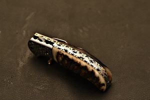 Couteau de chasse et de camping pliant en acier Damas fait main, manche en corne de cerf, clip de poche, multifonctionnel, artisanat haut de gamme, cadeau OEM/ODM - Product Image 4