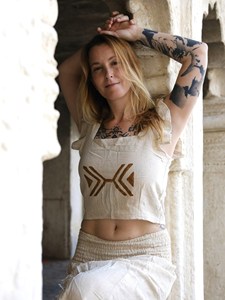 Elegancia Tribal: Top de Algodón Khadi Hecho a Mano con Estampado Geométrico y Bordado Intrincado en el Cuello para Mujer - Product Image 1