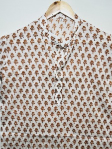 ผ้าหรูหรา 100% ผ้าฝ้าย สีน้ำตาล เสื้อครึ่งแขนสั้นสไตล์ชาติพันธุ์สำหรับผู้ชาย |   ชุดคุर्ตาพิมพ์ลายดอกไม้ด้วยมือ สไตล์ราชวงศ์แบบดั้งเดิม - Product Image 2