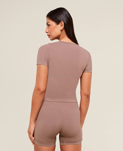 Ensemble de gymnastique et de yoga de haute qualité pour femmes Logo personnalisé Respirant Taille élastique Ceinture de yoga Shorts maigres Tops Nouveau design Coupe confortable - Product Image 2