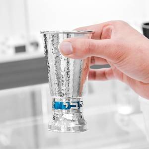 Nouvel Arrivage : Gobelet martelé en argent I K avec bande en émail bleu et lettrage hébreu en relief, fait main, élégant, pour usage religieux, table de Shabbat - Product Image 3