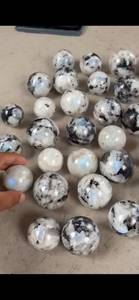 Sphère de cristal de pierre de lune arc-en-ciel naturelle |   Boule de pierre précieuse polie à l'éclat bleu flashy |   Décoration en cristal en gros - Product Image 6