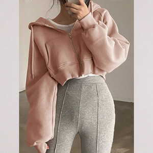 เสื้อฮู้ดครอปสีชมพูสำหรับผู้หญิง ผ้าฝ้ายบุขนด้านใน ทรงหลวมไหล่ตก สไตล์สตรีทแวร์ เป็นมิตรกับสิ่งแวดล้อม รับผลิตโลโก้ตามสั่ง ผลิตจำนวนมาก - Product Image 1