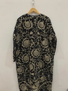 Bata Larga Boho Suzani, Kimono Étnico Bordado de Terciopelo con Diseño Floral, Estilo Vintage para Festivales - Product Image 2