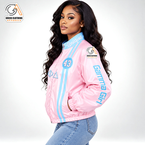 Chaqueta universitaria acolchada rosa Gamma Phi Delta para mujer, con rayas azules, letras griegas, manga larga, cierre frontal con cremallera, poliéster satinado - Product Image 3