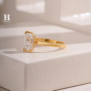 Anillo de Compromiso Minimalista con Diamante Cultivado en Laboratorio, Corte Esmeralda, Banda Sólida de Oro Amarillo de 14K/18K, Anillo Solitario con Diamante Esmeralda - Product Image 5