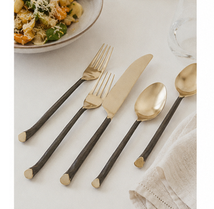 Juego de Cubiertos Dorados de Acero Inoxidable con Acabado Mate y Mangos Negros Martillados para Hoteles, Bodas y Decoración de Comedores Elegantes - Product Image 6