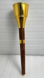Torche décorative en aluminium et bois avec finition dorée pour la décoration extérieure de jardins, mariages et entrées de complexes hôteliers - Product Image 1
