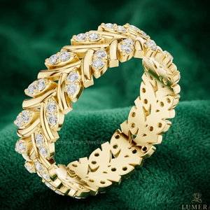 Bague d'éternité en diamant d'inspiration naturelle avec motifs de feuilles répétés, accents pavés ronds brillants et bande large audacieuse, design de luxe - Product Image 6